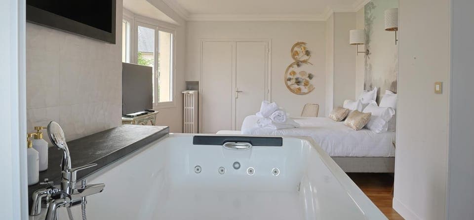 Bed, Hot Tub, Hot Tub, Bathroom, TV and multimedia, Photo of the whole room, Bedroom, Bath, towels