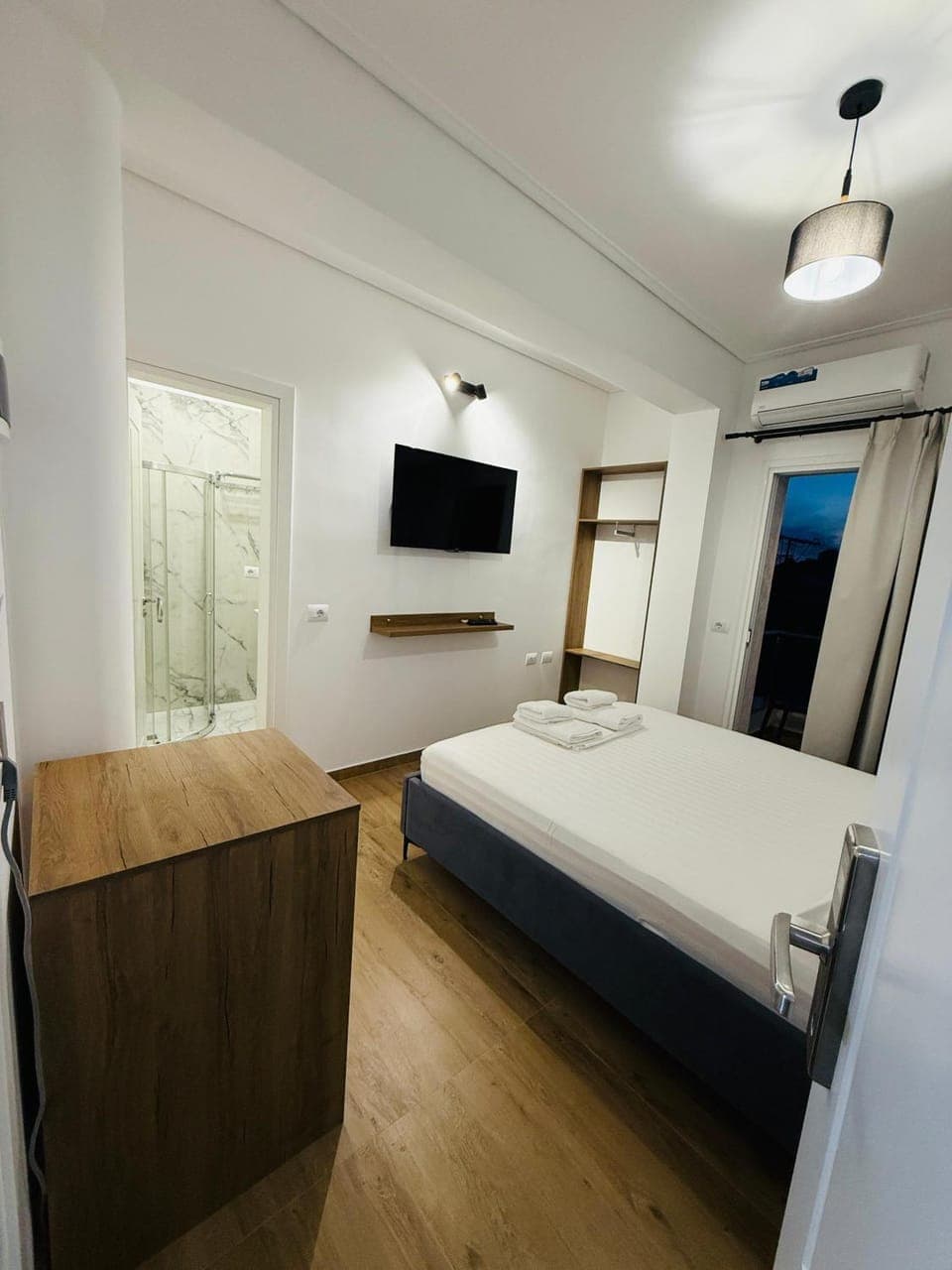 Bed, TV and multimedia, Photo of the whole room, Bedroom, wardrobe