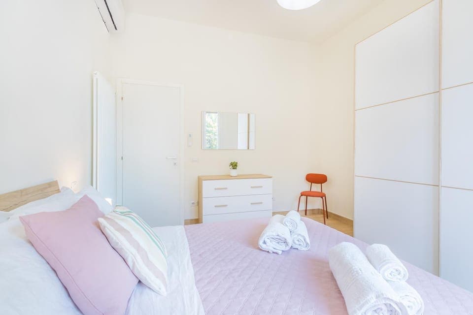 Bed, Photo of the whole room, Bedroom, towels, wardrobe