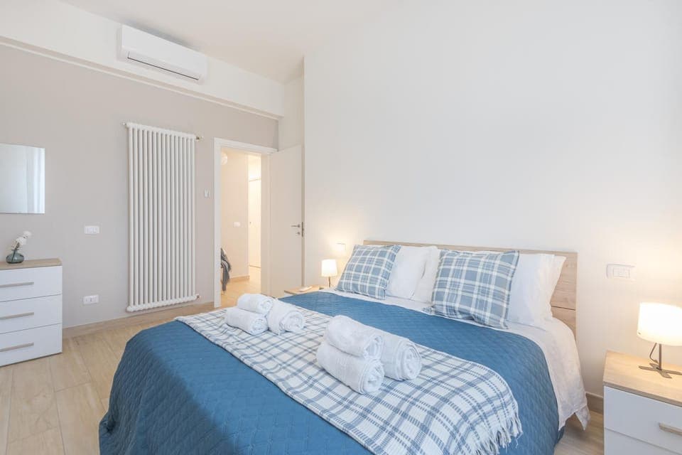 Bed, Photo of the whole room, Bedroom, towels, air conditioner