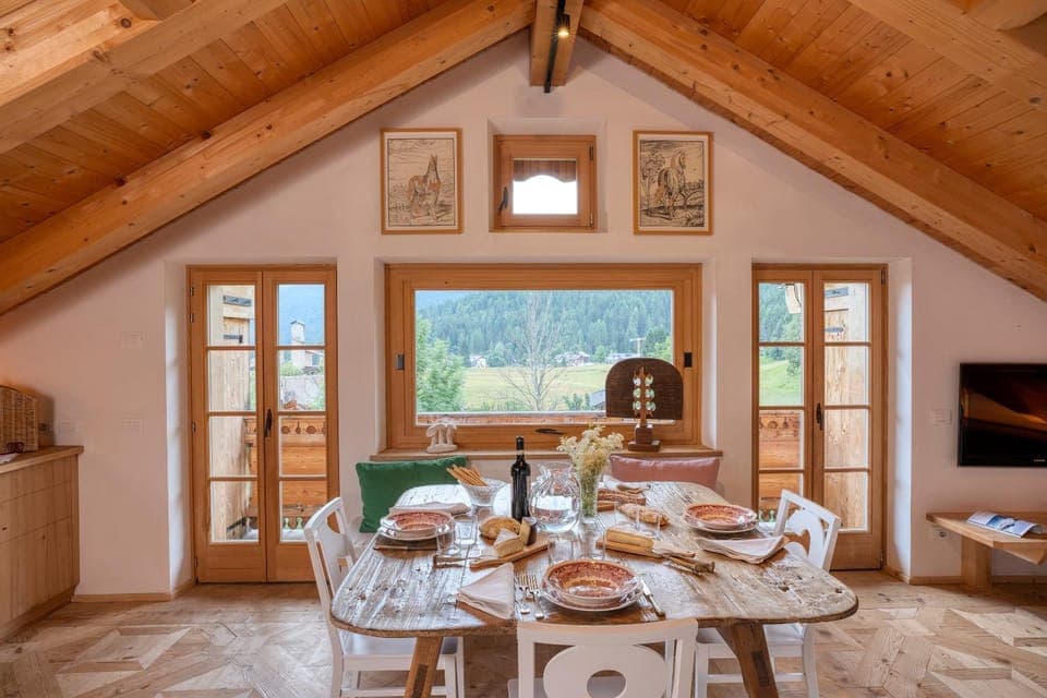 Seating area, Dining area