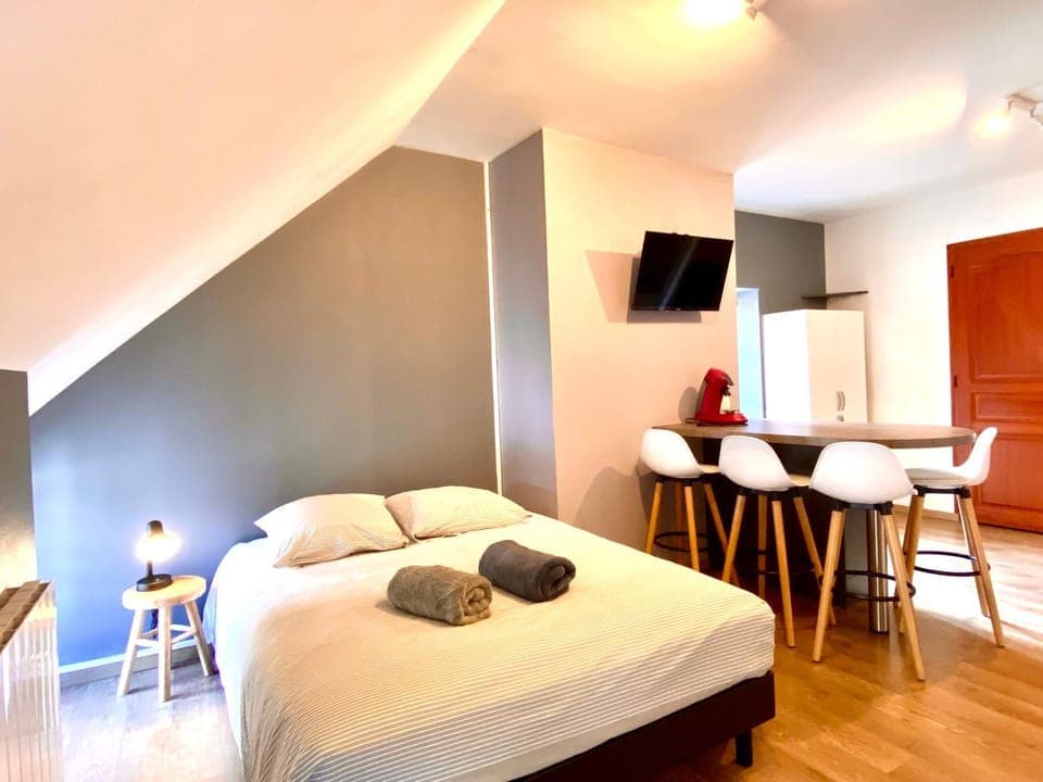 Bed, TV and multimedia, Photo of the whole room, Bedroom, towels