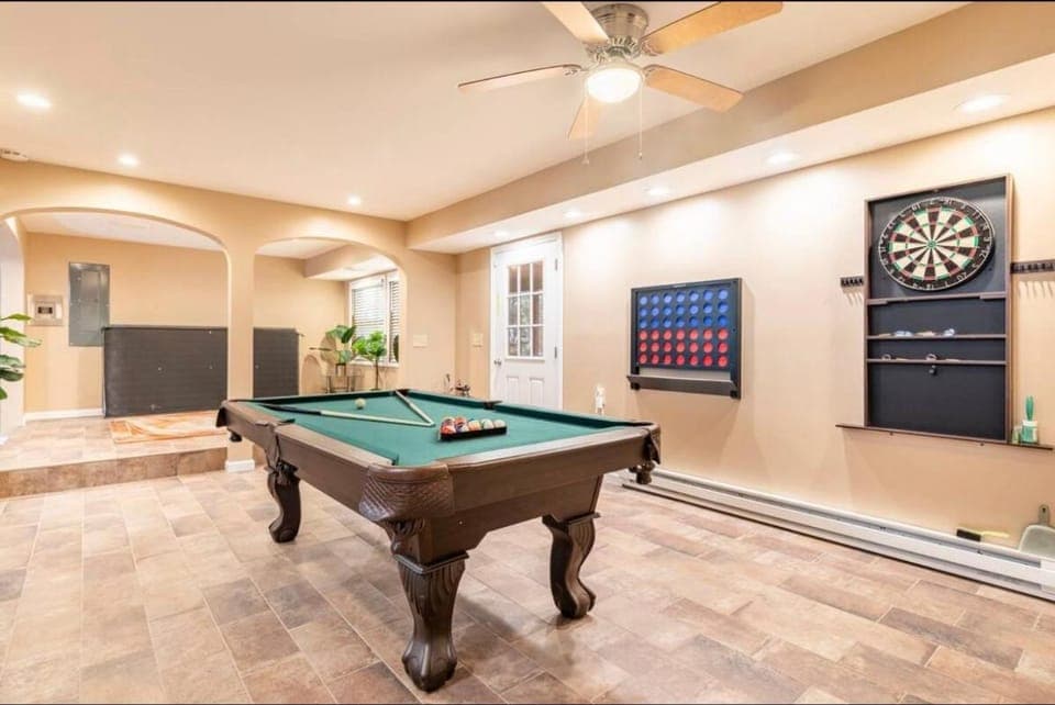 Billiard, Game Room