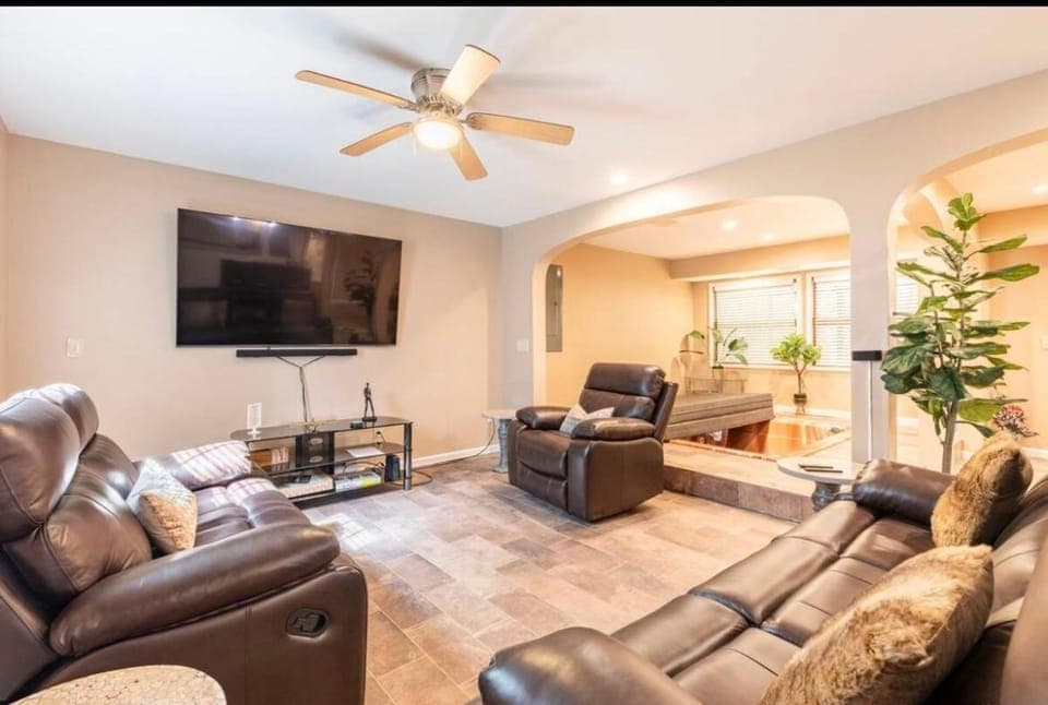 Communal lounge/ TV room, TV and multimedia, Seating area, Evening entertainment