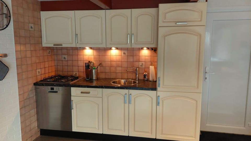 Kitchen or kitchenette, dishwasher, stove
