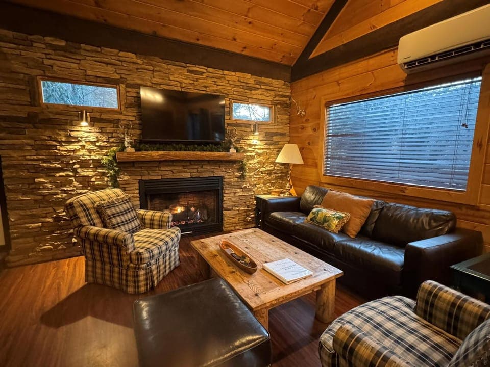 TV and multimedia, Living room, Photo of the whole room, Seating area, fireplace, heating, air conditioner