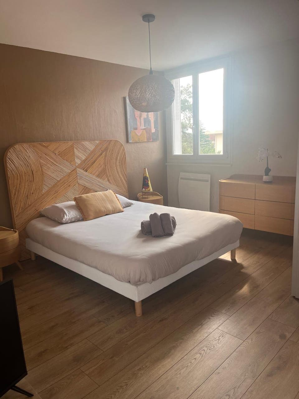 Photo of the whole room, Bedroom