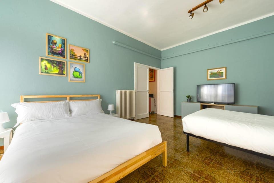 Bed, TV and multimedia, Photo of the whole room, Bedroom