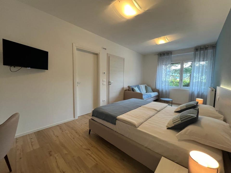 Bed, TV and multimedia, Bedroom