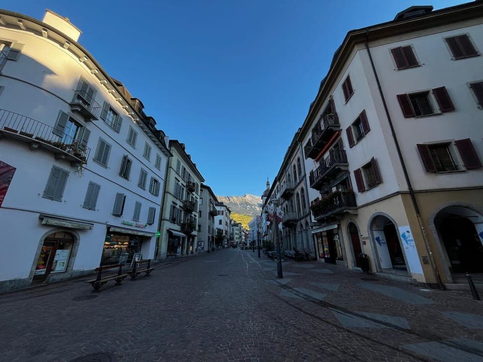 Property building, Neighbourhood, Location