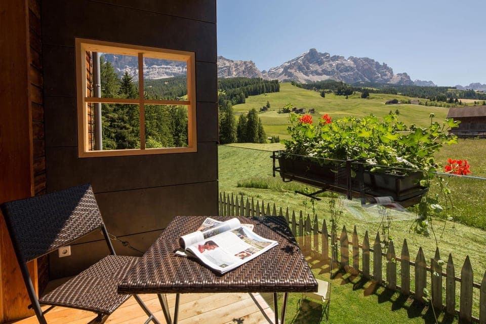 Day, Natural landscape, Garden, Dining area, Garden view, Mountain view