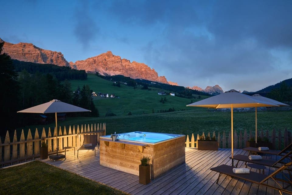 Patio, Natural landscape, Hot Tub, Mountain view, Sunset, Open Air Bath, sunbed, towels
