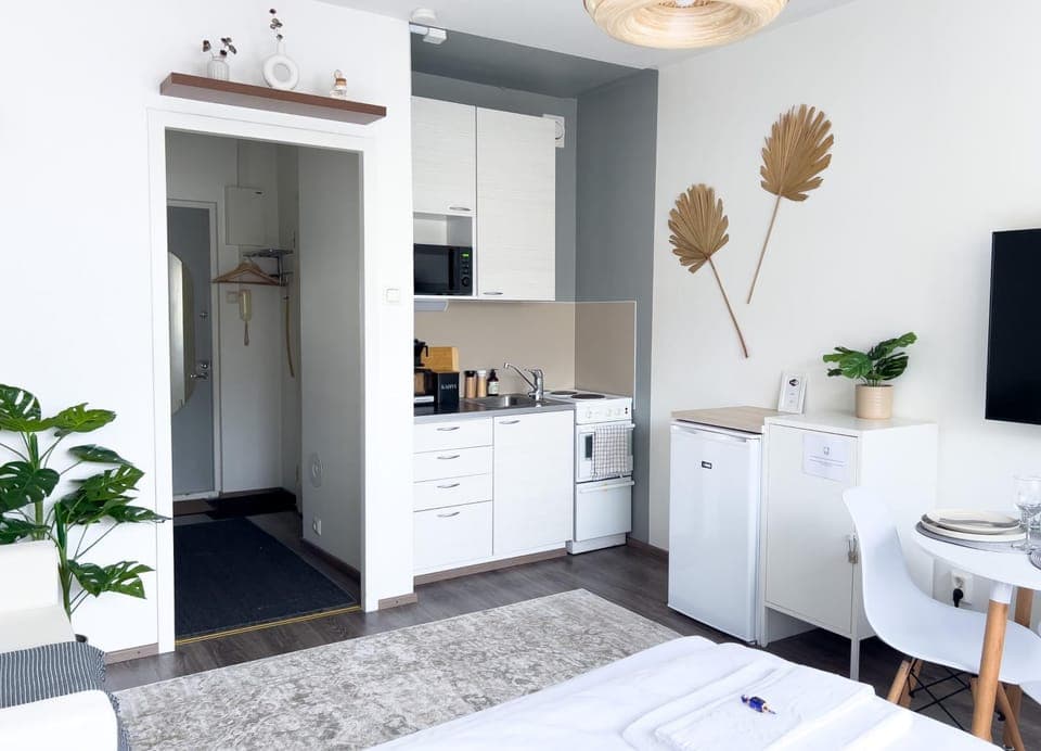 Bed, TV and multimedia, Coffee/tea facilities, Kitchen or kitchenette, Decorative detail, Dining area, microwave, oven, stove