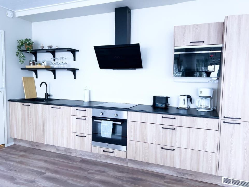 Coffee/tea facilities, Kitchen or kitchenette, dishwasher, microwave, oven, stove, toaster