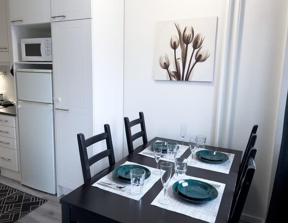 Kitchen or kitchenette, Dining area, microwave