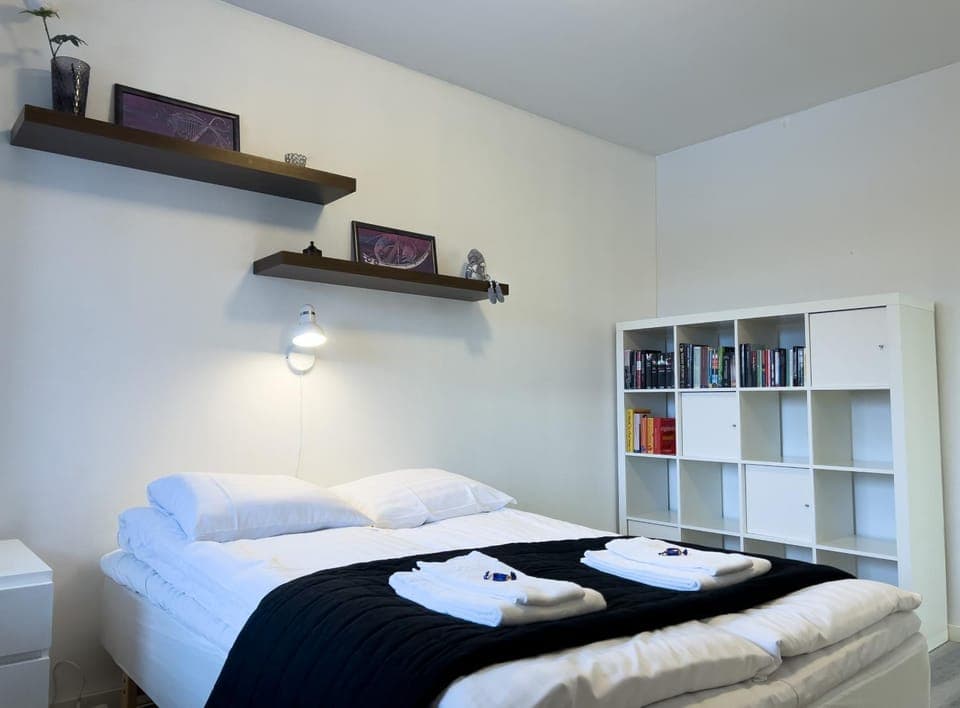 Bed, Library, Bedroom, towels