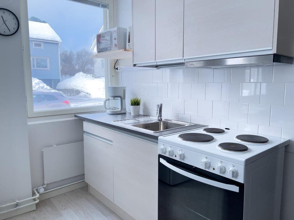 Coffee/tea facilities, Kitchen or kitchenette, microwave, oven, stove, toaster