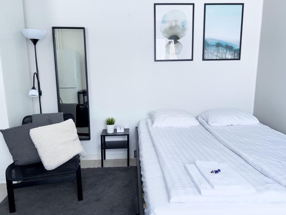 Bed, Bedroom, towels