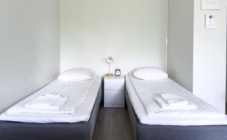 Bed, Bedroom, towels