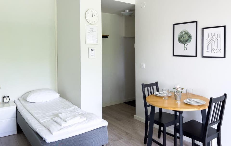 Bed, Seating area, Dining area, Bedroom