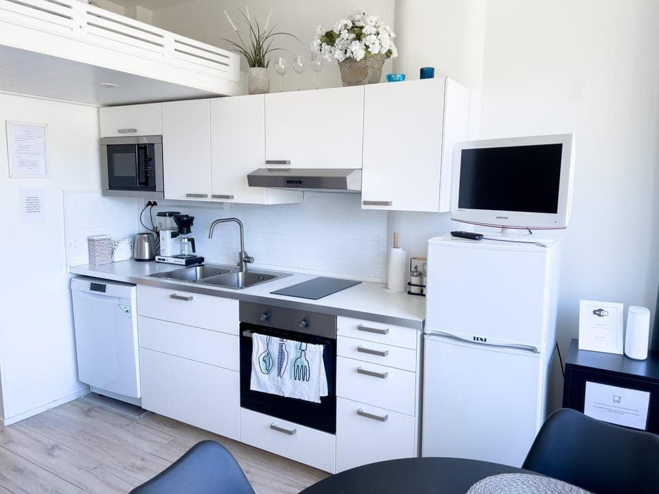 TV and multimedia, Coffee/tea facilities, Kitchen or kitchenette, oven, stove, toaster