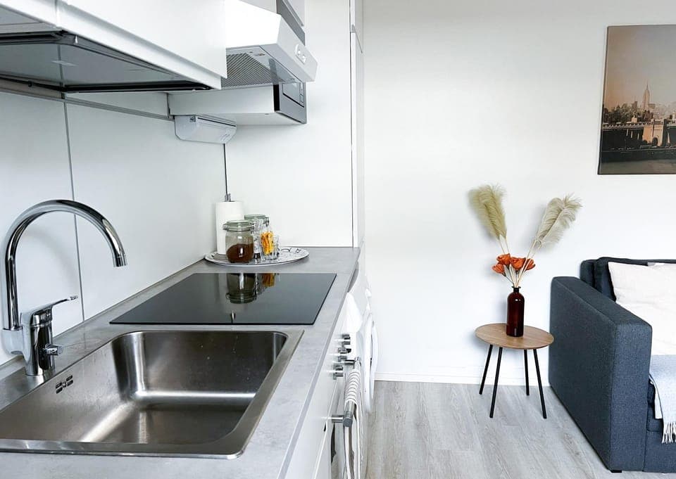 Coffee/tea facilities, Kitchen or kitchenette, dishwasher, microwave, stove, washing machine