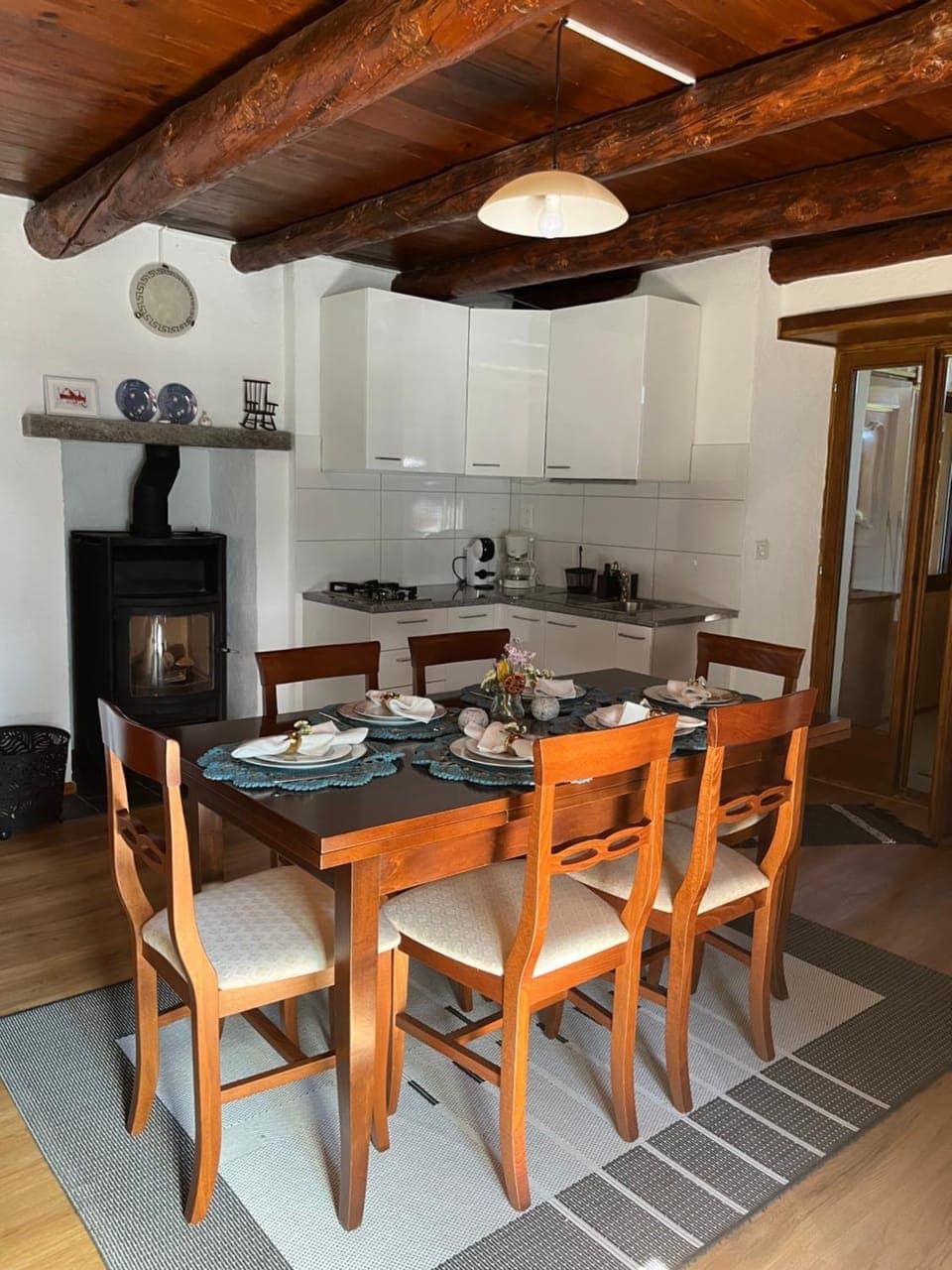 Kitchen or kitchenette, Dining area