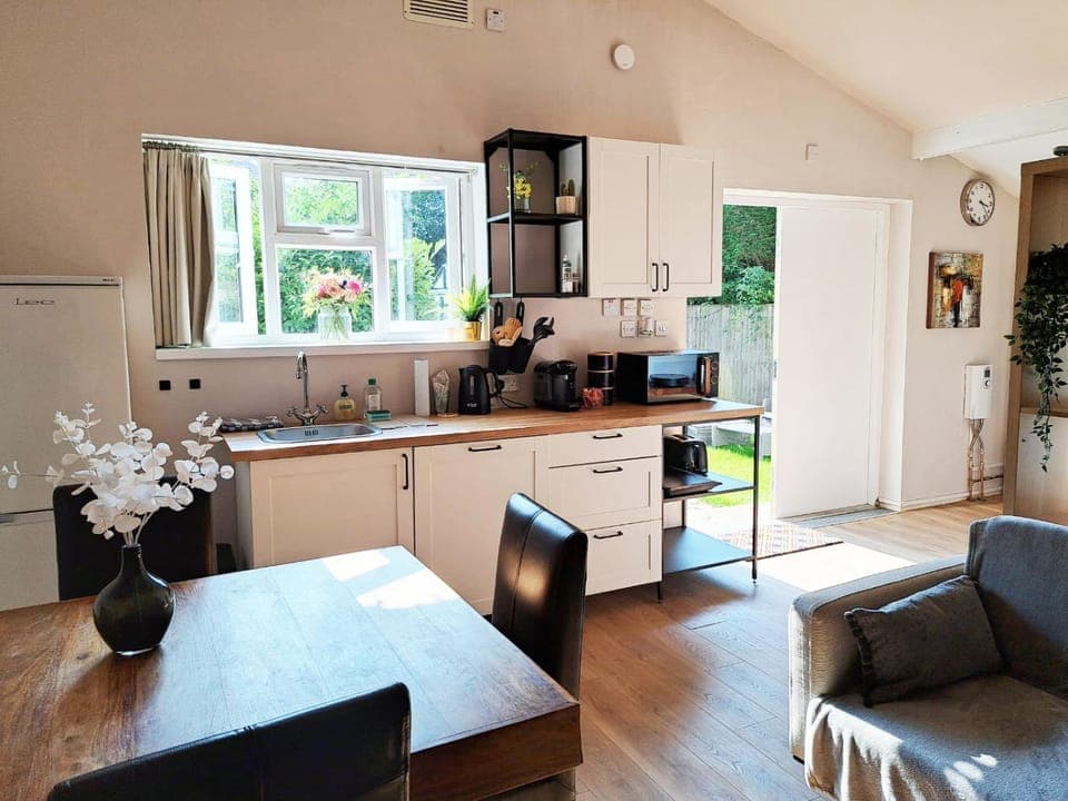 Coffee/tea facilities, Seating area, stove, toaster