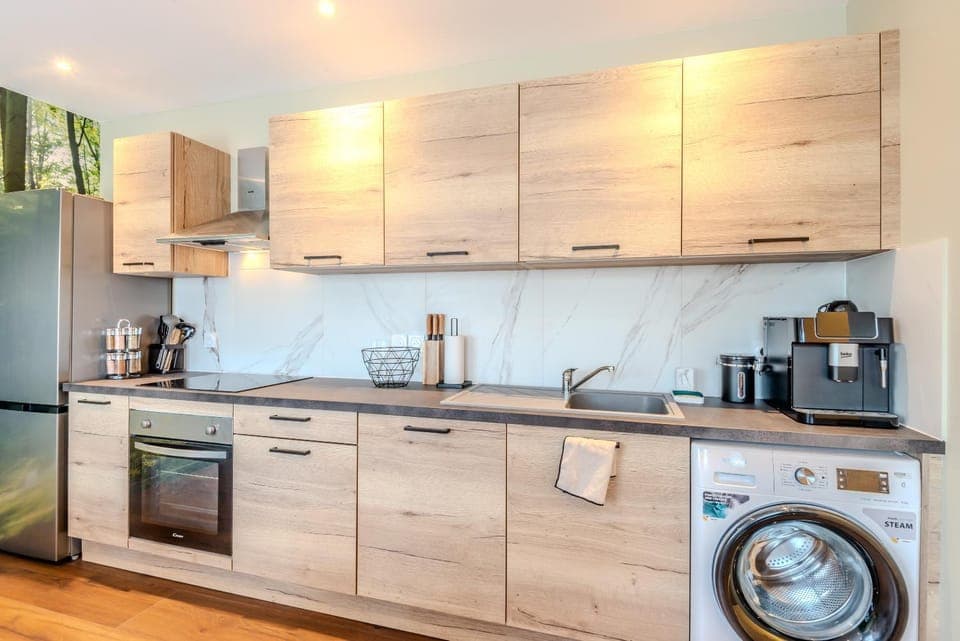 Coffee/tea facilities, Kitchen or kitchenette, dishwasher, oven, stove, toaster, washing machine