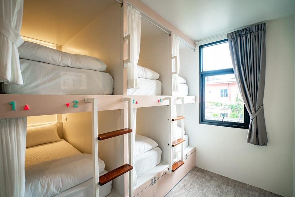 Bed, Photo of the whole room, Bedroom, bunk bed, towels