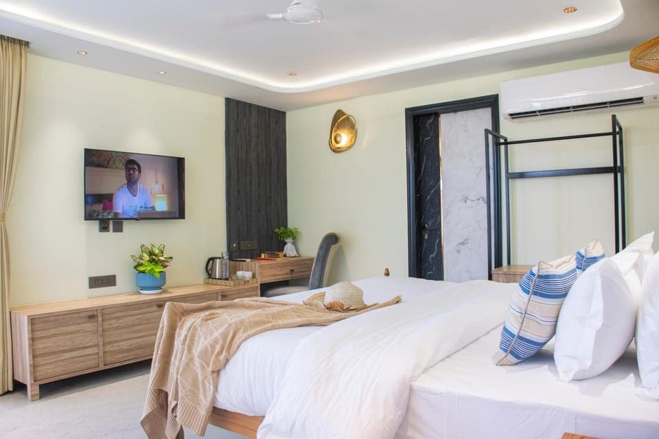 Bed, TV and multimedia, Photo of the whole room, Bedroom