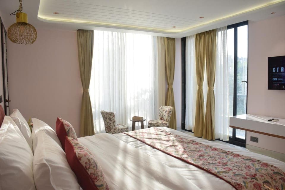 Bed, TV and multimedia, Photo of the whole room, Bedroom