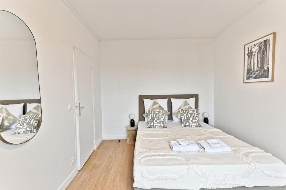 Bed, Photo of the whole room, Bedroom