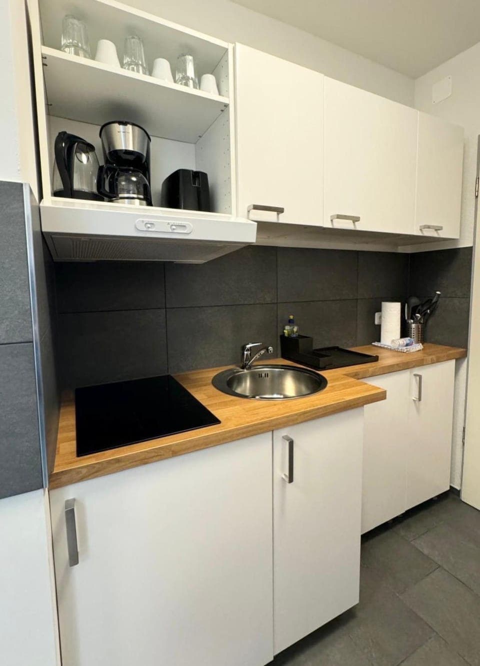 Coffee/tea facilities, Kitchen or kitchenette, stove, toaster