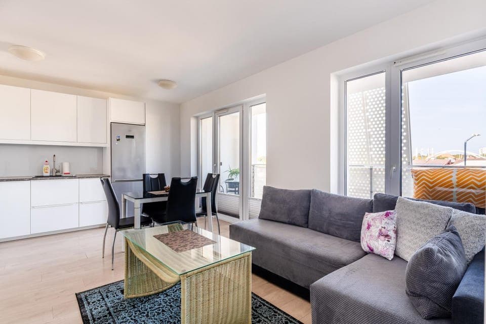 View (from property/room), Balcony/Terrace, Kitchen or kitchenette, Living room, Seating area