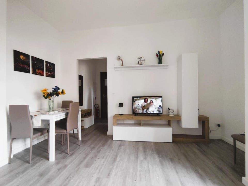 TV and multimedia, Living room, Dining area