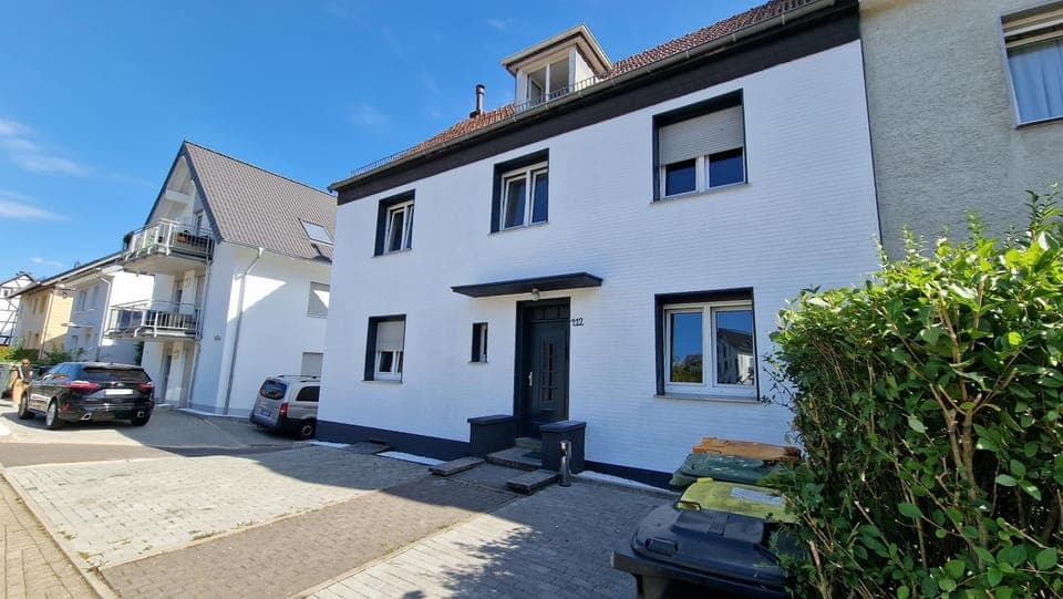 Property building, Day, Neighbourhood, Street view, Parking