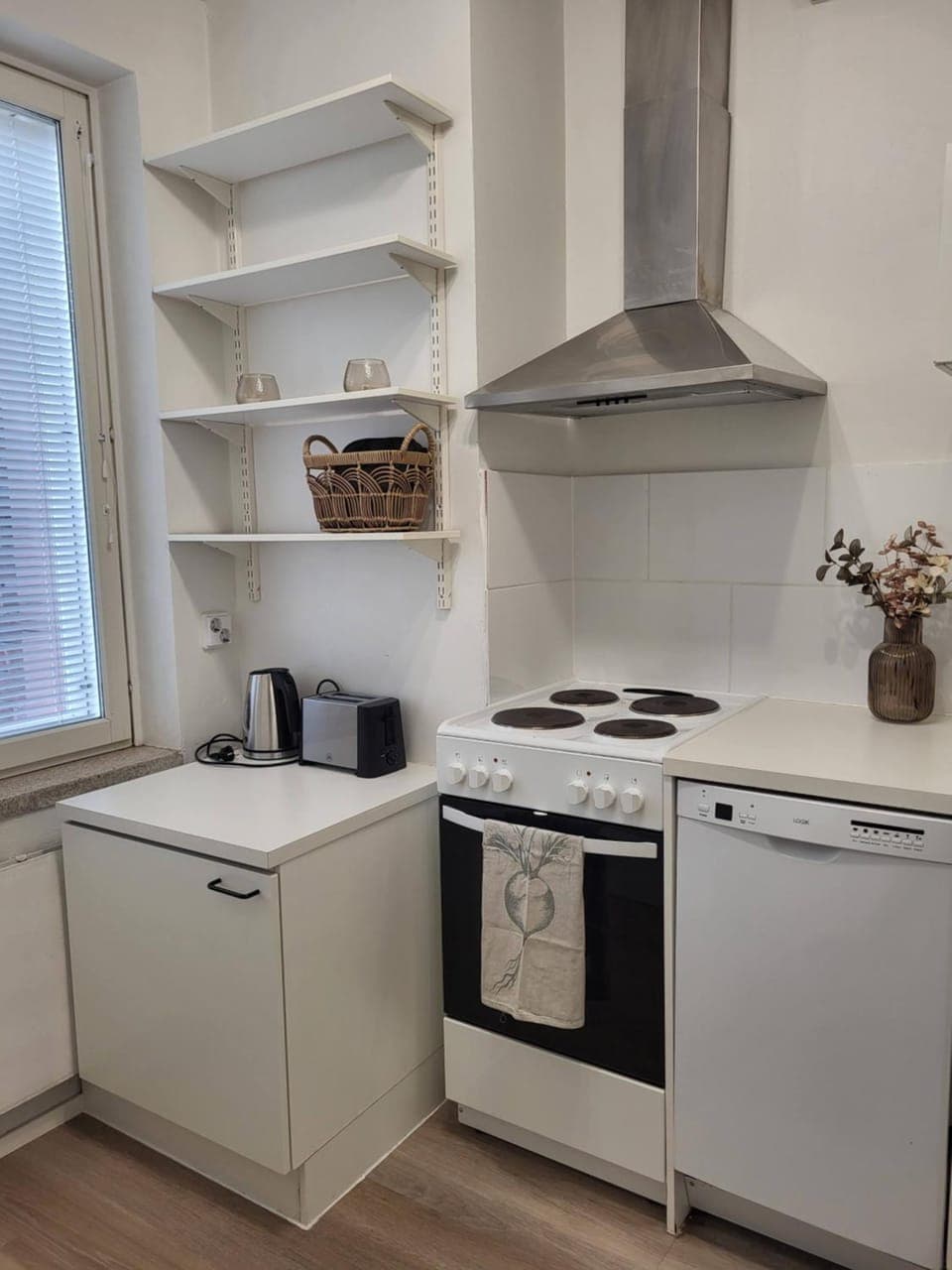Coffee/tea facilities, Kitchen or kitchenette, dishwasher, oven, toaster
