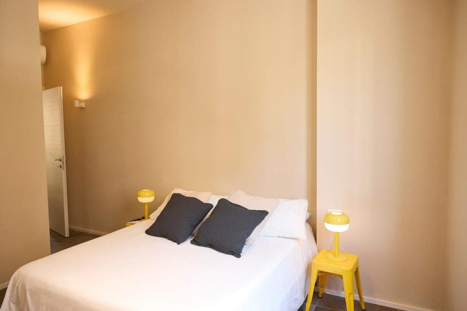 Bed, TV and multimedia, Photo of the whole room, Bedroom