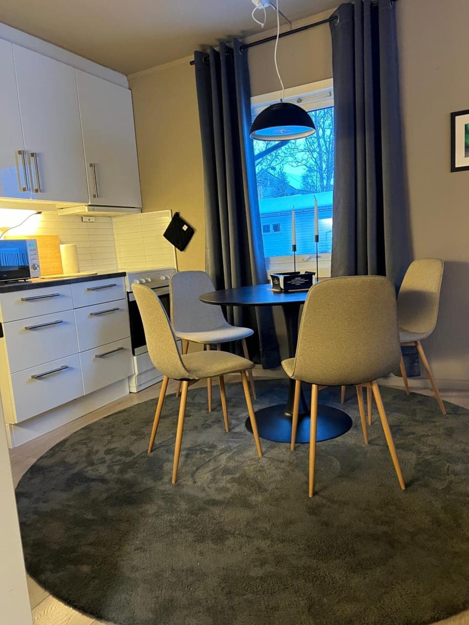 Kitchen or kitchenette, Dining area