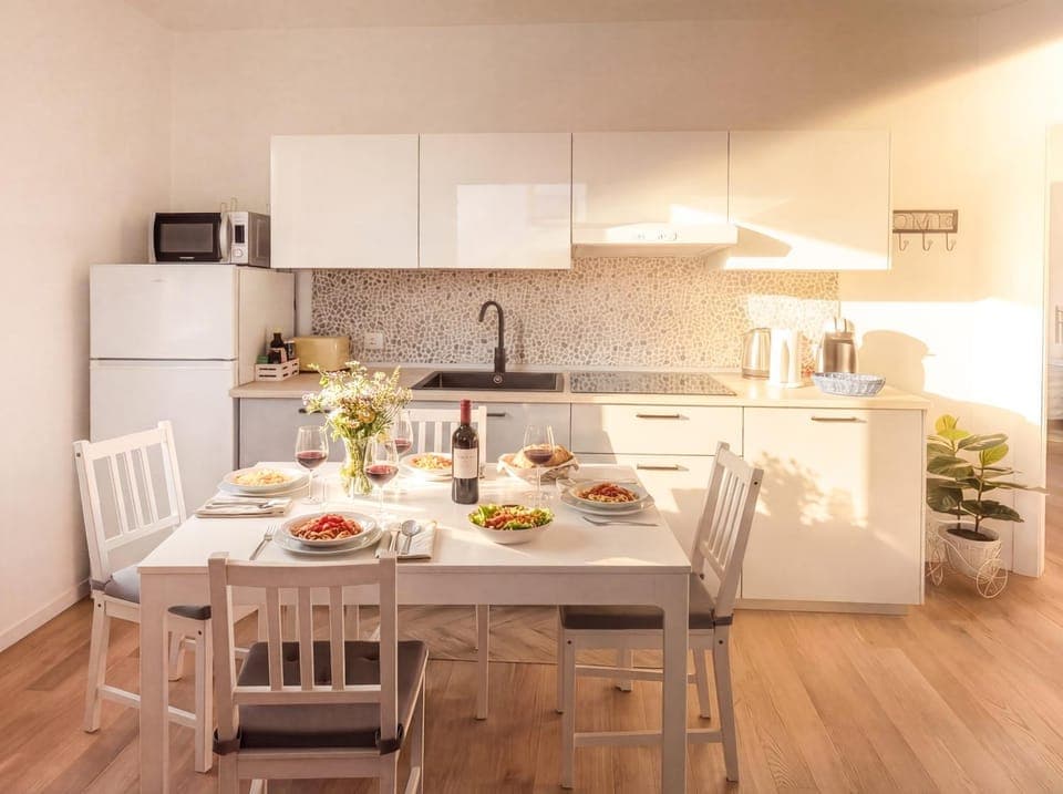 Coffee/tea facilities, Kitchen or kitchenette, Food and drinks, Dining area, Food, stove, toaster