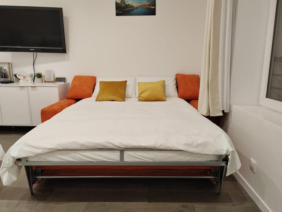 Bed, TV and multimedia, Bedroom