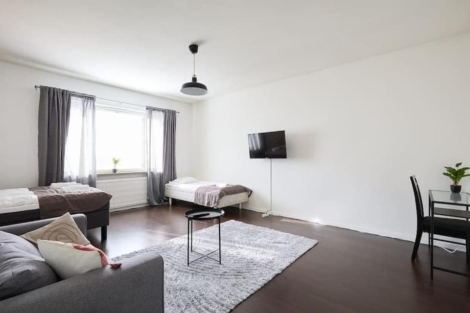 Bed, TV and multimedia, Living room