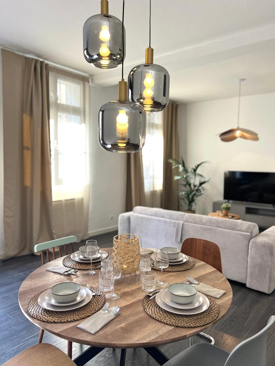 TV and multimedia, Living room, Seating area, Dining area