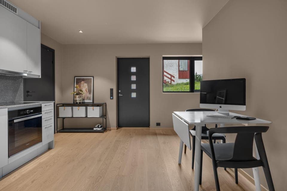 Kitchen or kitchenette, Dining area, stove