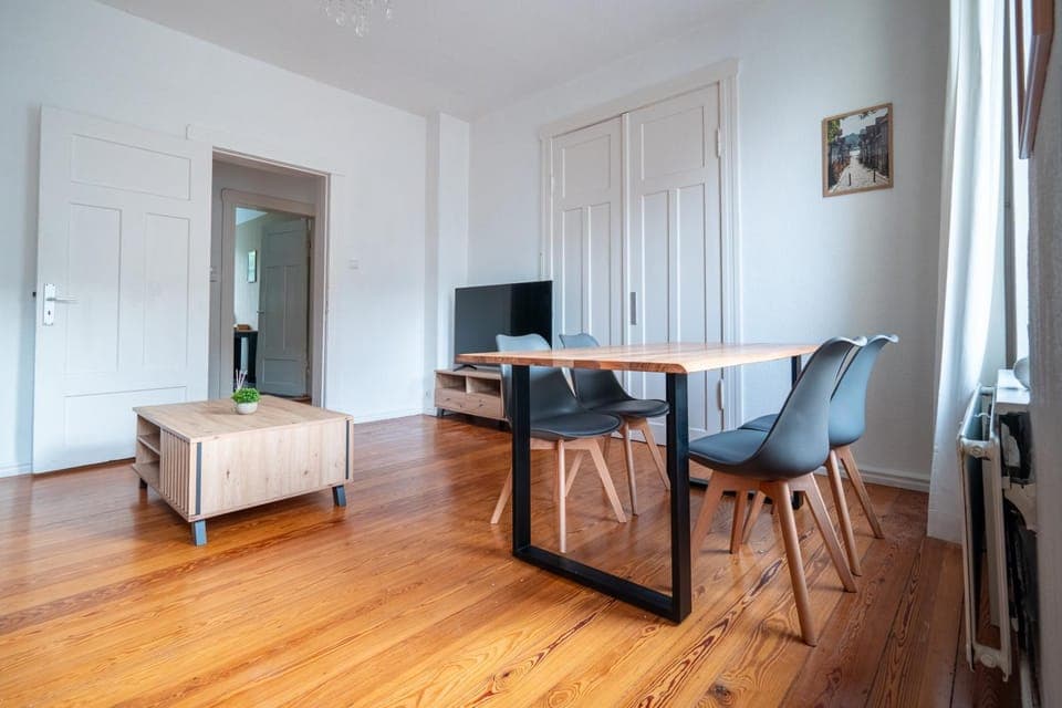 Communal lounge/ TV room, TV and multimedia, Living room, Seating area, Dining area, Evening entertainment