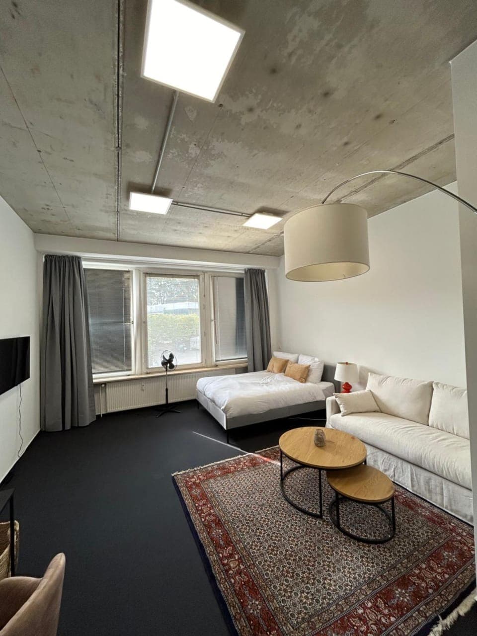 Bed, TV and multimedia, Living room, Photo of the whole room, Seating area, Evening entertainment, Bedroom