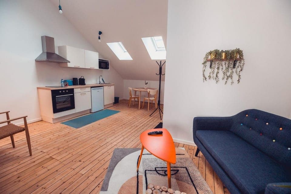 TV and multimedia, Kitchen or kitchenette, Living room, Seating area, Dining area, oven