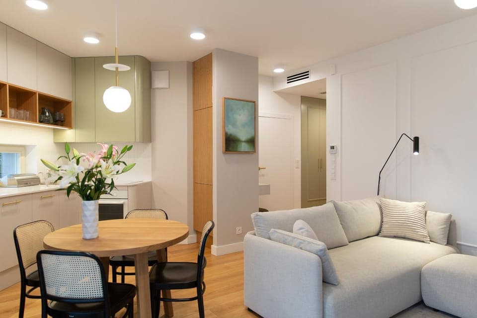 Kitchen or kitchenette, Living room, Seating area, Dining area, air conditioner