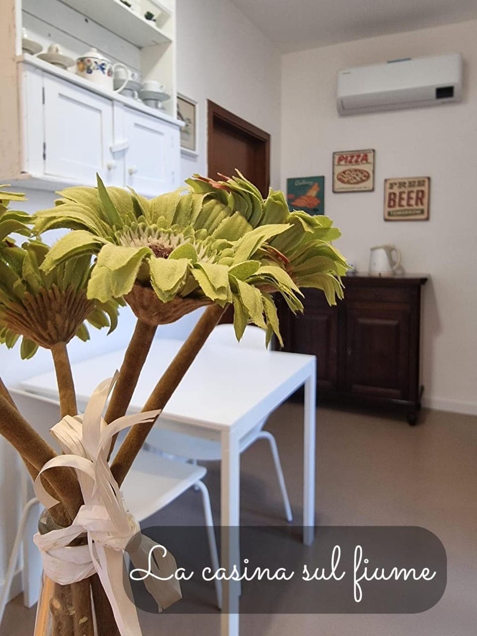 Kitchen or kitchenette, Dining area, air conditioner